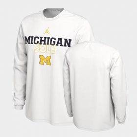 On Court Michigan Long Sleeve Men's White T-Shirt 800722-202 On Court Michigan Long Sleeve Men's White T-Shirt 800722-202